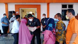 Serahkan Bantuan Beras PPKM, Bupati Kuansing Intruksikan Dinsos PMD Gesa Penyaluran Bantuan